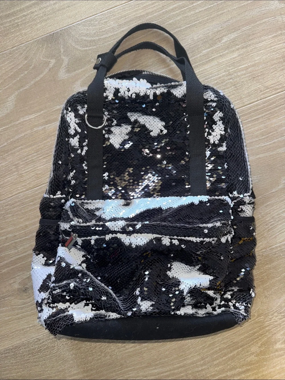 Sparkle back pack 🤍🖤🤍